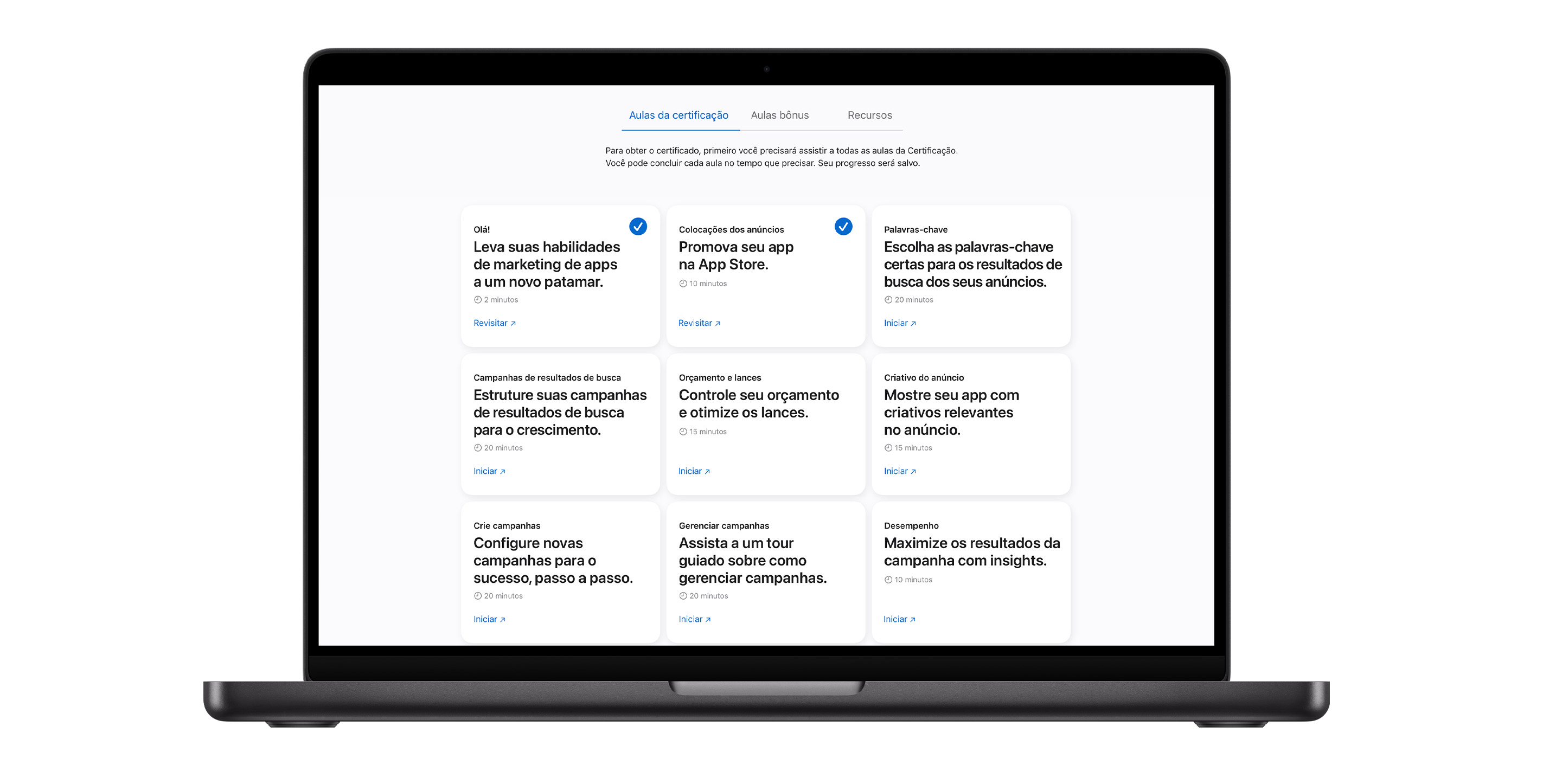 Página de lições da Certificação Apple Ads mostrando nove módulos de aula. As duas primeiras lições têm marcas de seleção azuis, indicando que foram concluídas.