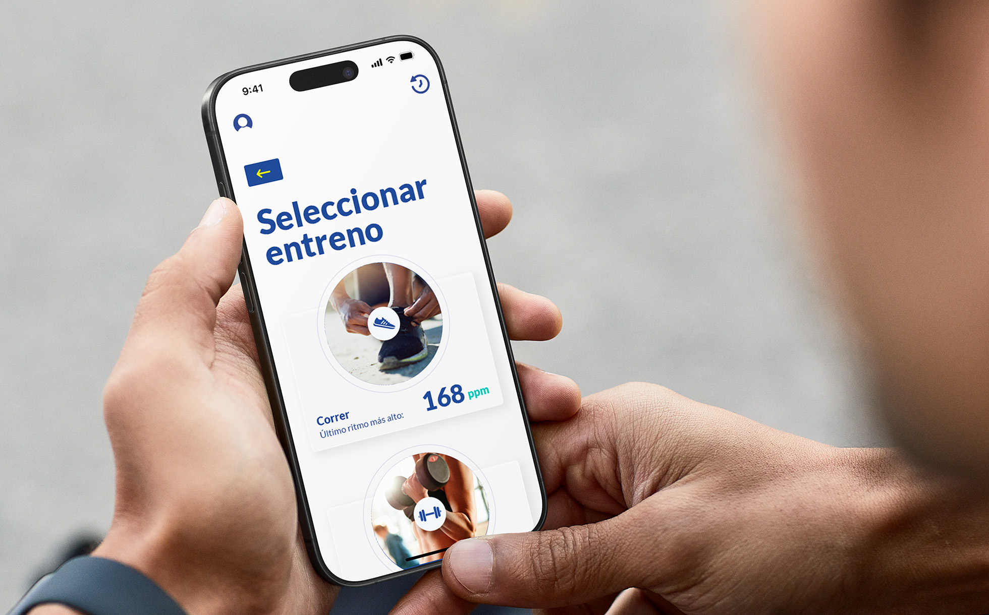 Una persona está usando la app de ejemplo Sprint Pacer en un iPhone. La pantalla muestra la opción Seleccionar entrenamiento y ofrece indicadores de una carrera anterior.