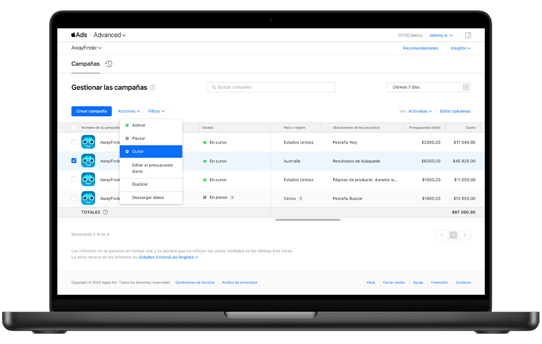 El panel Campañas en Apple Ads, que muestra una lista de cuatro campañas para la app de ejemplo TripTrek. La casilla de verificación junto a una campaña está seleccionada y el menú Acciones está abierto. La opción Eliminar aparece resaltada en el menú Acciones.