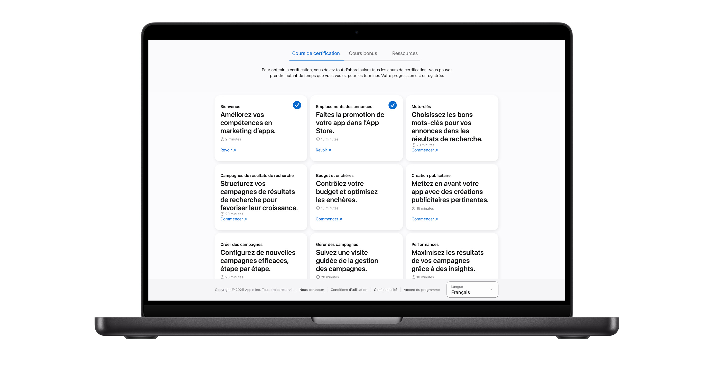 Page des cours de certification Apple Ads affichant neuf modules de cours. Les deux premiers cours sont cochés en bleu, ce qui indique qu’ils sont terminés.