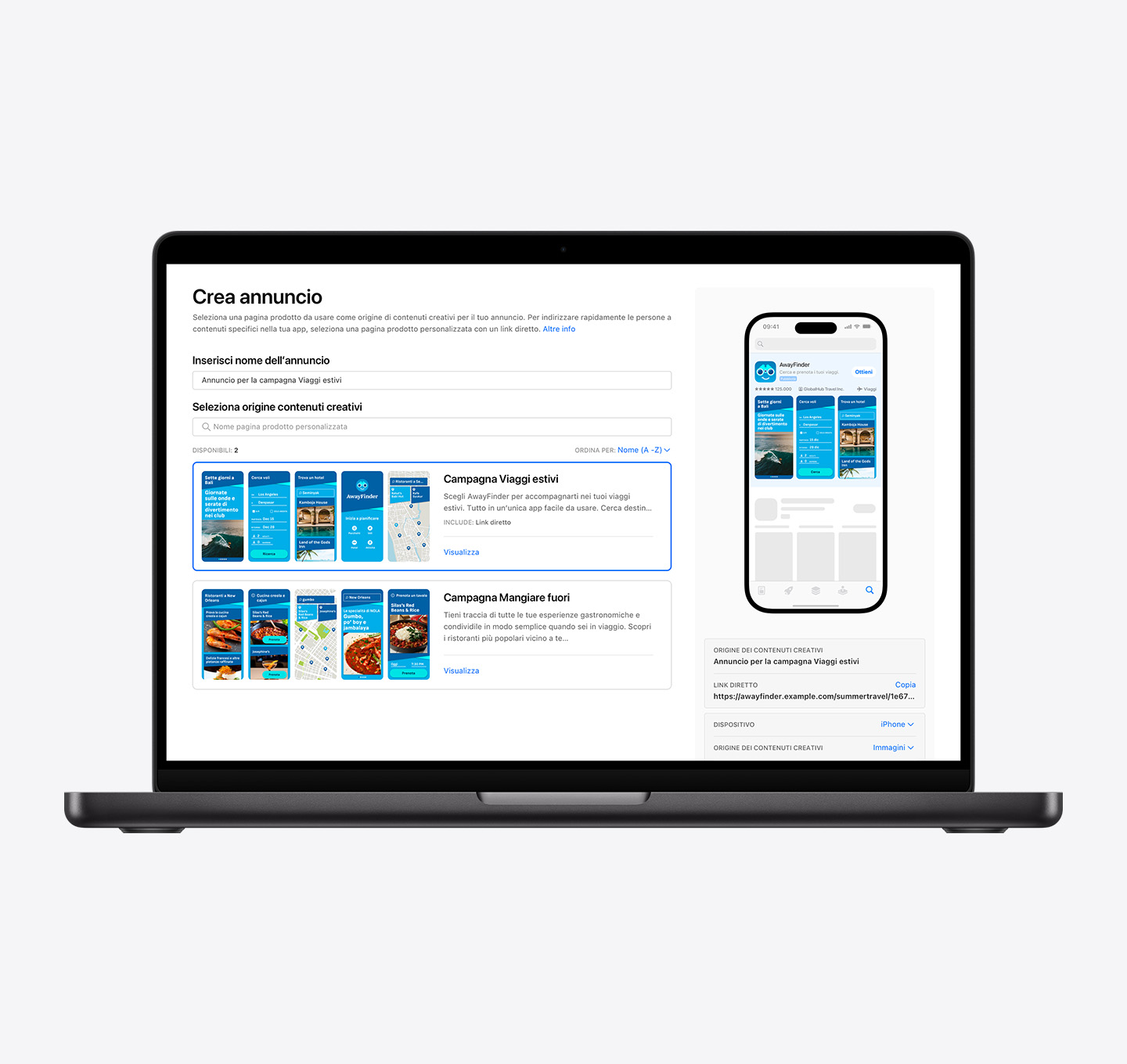 Un MacBook che mostra la pagina Crea annuncio per una variante dell’annuncio per i risultati di ricerca in Apple Ads. Sono visualizzate due pagine prodotto personalizzate disponibili. Il titolo della variante dell’annuncio che viene creata è Annuncio Viaggi estivi ed è selezionata una pagina prodotto personalizzata della campagna Viaggi estivi. A destra, un iPhone mostra un’anteprima dell’annuncio.