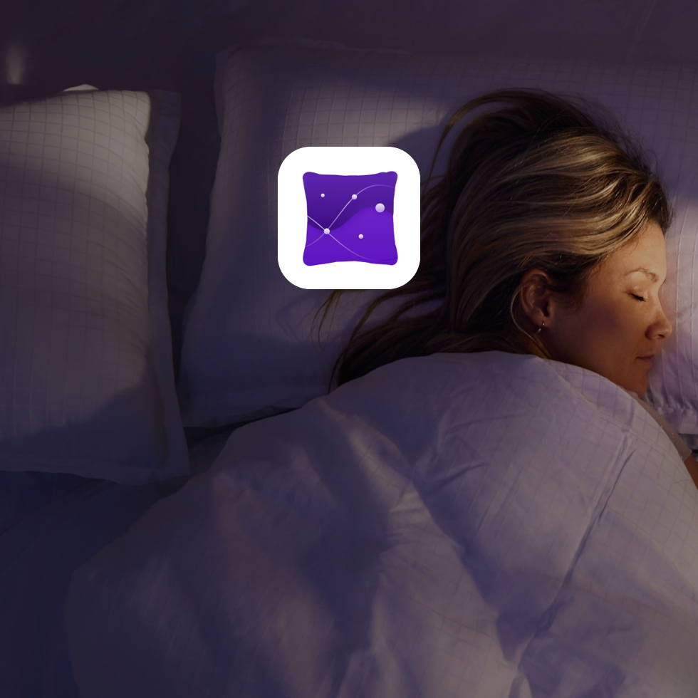 수면 중인 사람의 사진 위에 Pillow 앱 아이콘이 표시되어 있습니다.