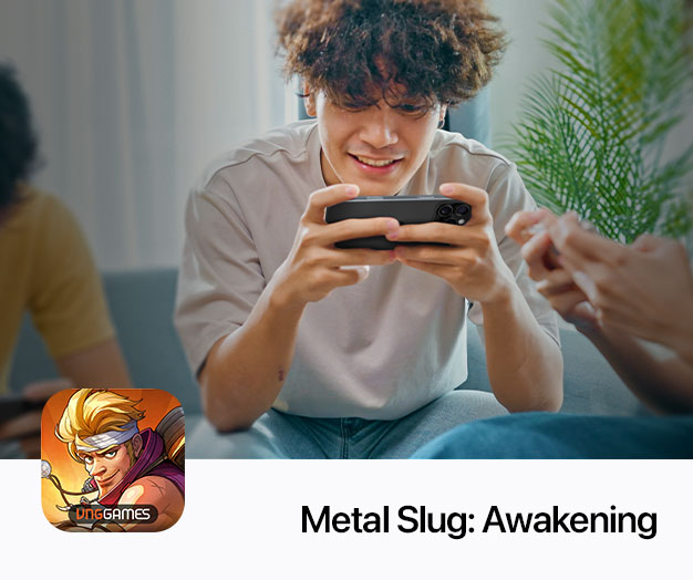 Uma pessoa está segurando um iPhone e observando a tela com atenção enquanto joga um game.