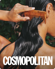 Das Cover von Cosmopolitan mit einem Bild einer Frau, die sich ihre nassen Haare kämmt.