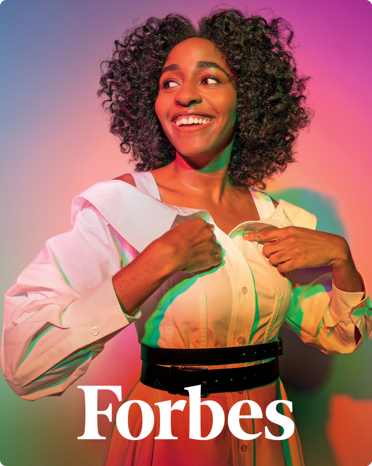Das Cover von Forbes mit einem Bild der Schauspielerin Ayo Edebiri.
