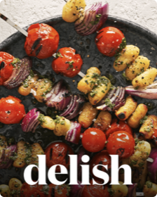 Das Cover von Delish mit dem Bild von gegrillten Schaschlikspießen auf einem Teller.