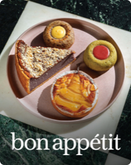 Das Cover von Bon Appétit mit dem Bild von buntem Gebäck auf einem Teller.